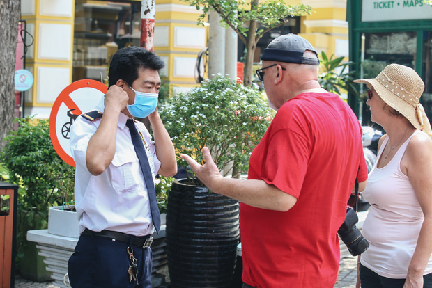 Ngày đầu áp dụng việc đeo khẩu trang nơi cộng cộng: Người đeo người không, nhiều du khách nước ngoài vẫn chưa thực hiện đúng quy định - Ảnh 14.