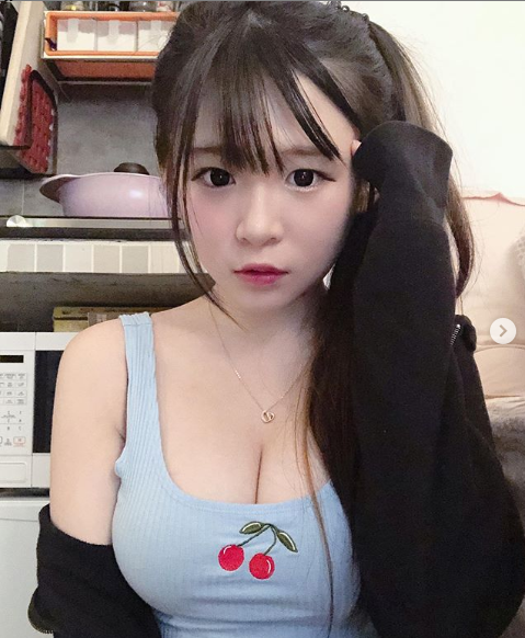 Chiêu trò như cô nàng streamer, mặt xinh dáng đẹp nhưng vẫn selfie kín mít khoe sự gợi cảm để nổi tiếng - Ảnh 9.