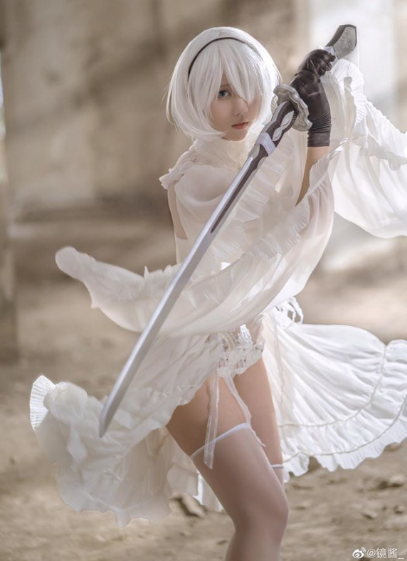 2B In White Cosplay In Nier: Automata