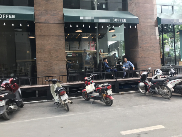 Hà Nội: Hàng loạt quán cafe, quán nhậu vẫn tấp nập mở cửa đón khách bất chấp lệnh đóng cửa để phòng chống COVID-19 - Ảnh 13.