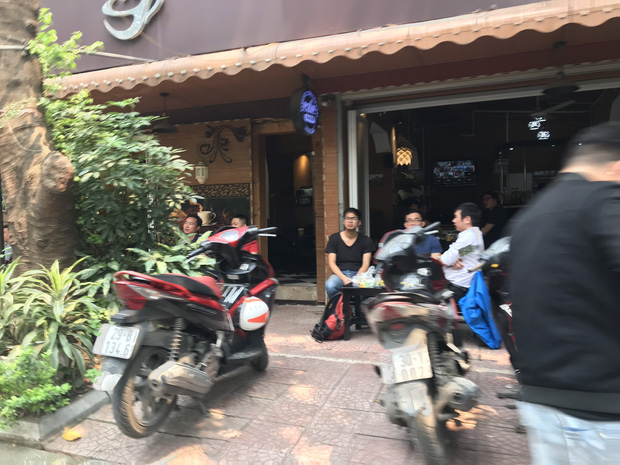 Hà Nội: Hàng loạt quán cafe, quán nhậu vẫn tấp nập mở cửa đón khách bất chấp lệnh đóng cửa để phòng chống COVID-19 - Ảnh 11.