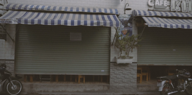 Bất chấp dịch Covid-19, nhiều hàng quán ở Sài Gòn vẫn mở cửa kinh doanh: Từ việc đóng cửa trước mở cửa bên đến việc... tắt đèn đón khách - Ảnh 2.