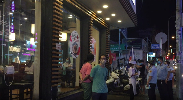 Bất chấp dịch Covid-19, nhiều hàng quán ở Sài Gòn vẫn mở cửa kinh doanh: Từ việc đóng cửa trước mở cửa bên đến việc... tắt đèn đón khách - Ảnh 4.