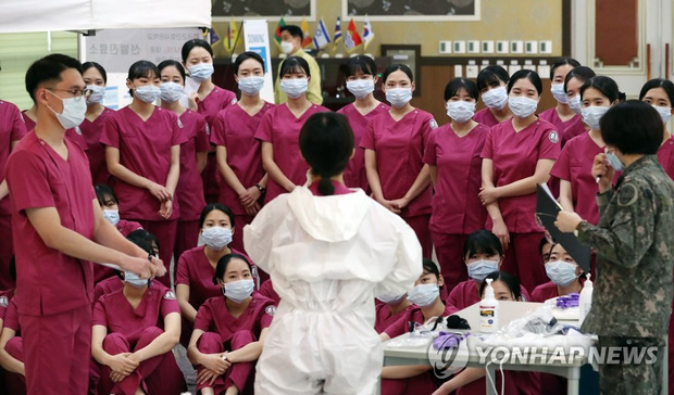 Thêm 600 người nhiễm mới virus corona, số ca mắc bệnh tại Hàn Quốc đã vượt 4800 - Ảnh 2.