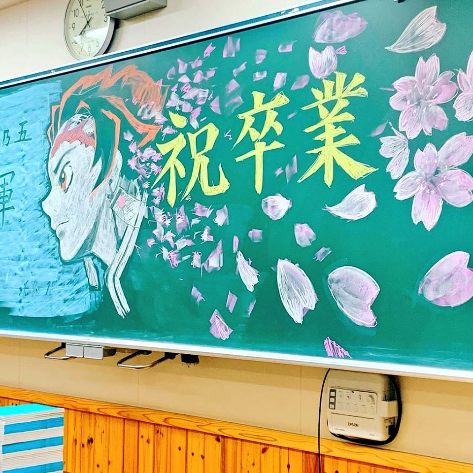 Thầy giáo 9X vẽ hoa phượng trên bảng phấn gây sốt cộng đồng mạng  VTVVN