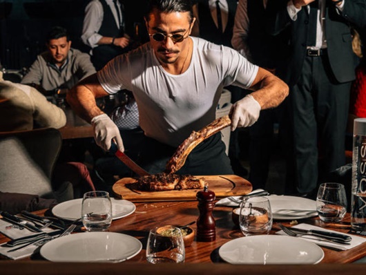 Điều kiện để được Thánh rắc muối Salt Bae phục vụ: giàu có hay sự nổi tiếng là chưa đủ - Ảnh 3.