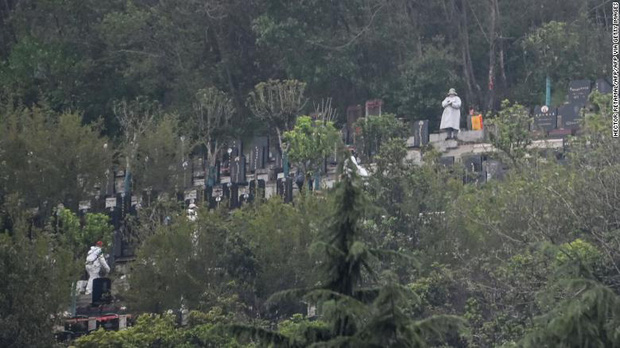 Trái tim tôi đã tan nát ở đây: Hàng ngàn người Vũ Hán xếp hàng để chôn cất người thân thiệt mạng vì đại dịch Covid-19 sau lệnh gỡ phong tỏa - Ảnh 3.