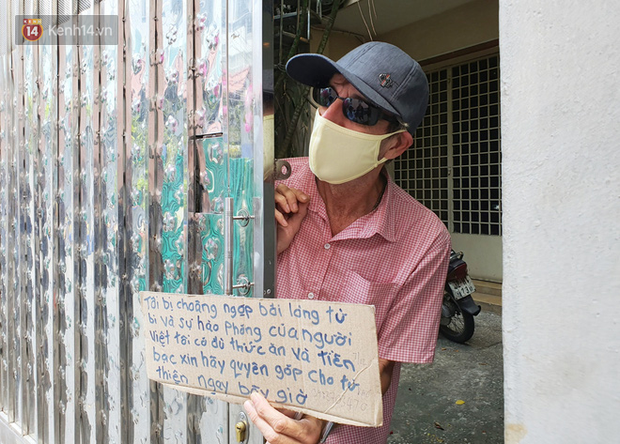 Gặp thầy giáo Tây thất nghiệp, cầm bảng xin giúp tiền để mua thức ăn: Tôi choáng ngợp bởi lòng từ bi và sự hào phóng của người Việt - Ảnh 5.