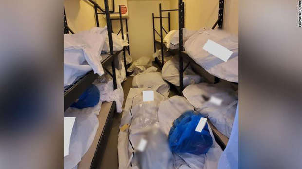 Hình ảnh tang thương tại một bệnh viện Mỹ giữa đại dịch Covid-19: Thi thể chất chồng, phải trữ trong phòng trống vì nhà xác đã quá tải - Ảnh 1.