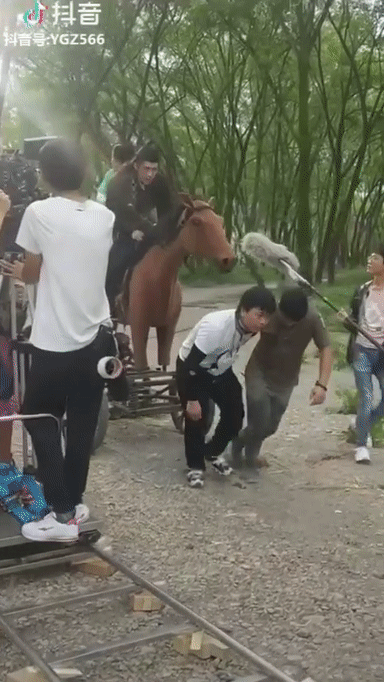 Cười bò với hậu trường phim cổ trang Trung Quốc: Màn bế không khí không hài bằng chiêu cưỡi ngựa có như không - Ảnh 10.