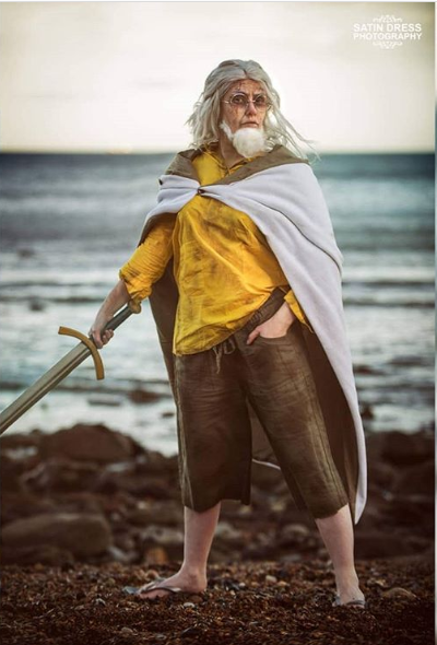 One Piece: 10 phiên bản cosplay Vua Bóng Tối Silvers Rayleigh như bước ra từ anime - Ảnh 2.