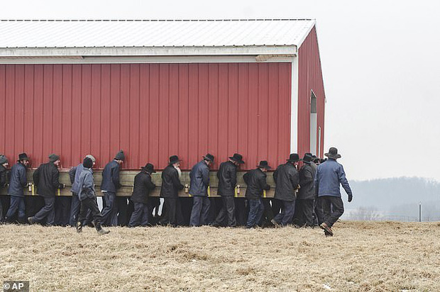 Khoảnh khắc 300 anh trai Amish hò dô ta dùng tay không bế thốc cả cái nhà kho to bự qua một cánh đồng - Ảnh 5.