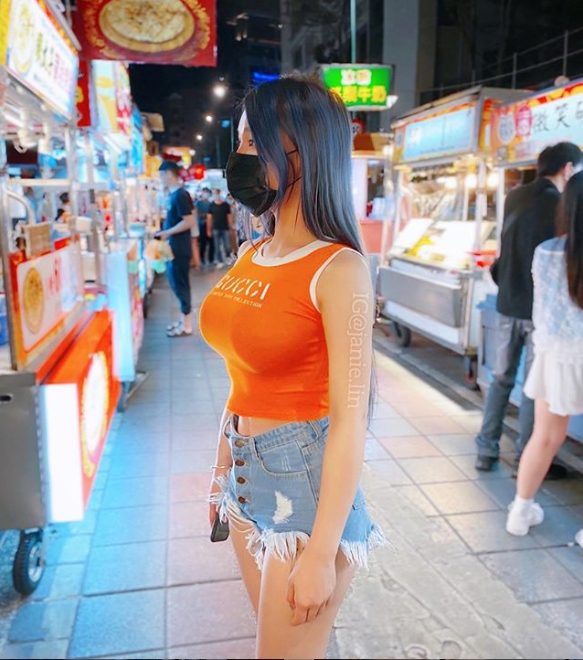 Diện đồ khoe vòng 1 ngoại cỡ, hot girl vô tư cày game trên tàu điện khiến dân mạng lo lắng - Ảnh 7.