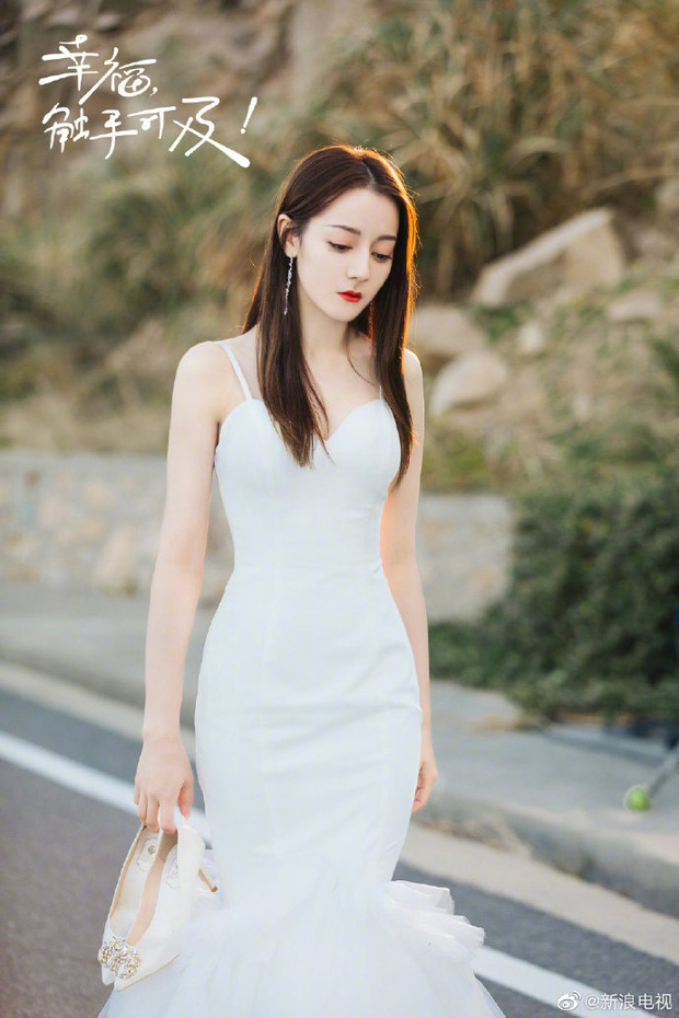 Cả Weibo nức nở vì loạt ảnh Địch Lệ Nhiệt Ba mặc váy cưới: Visual lẫn body đều hoàn mỹ, góc nghiêng quá xuất sắc - Ảnh 2.
