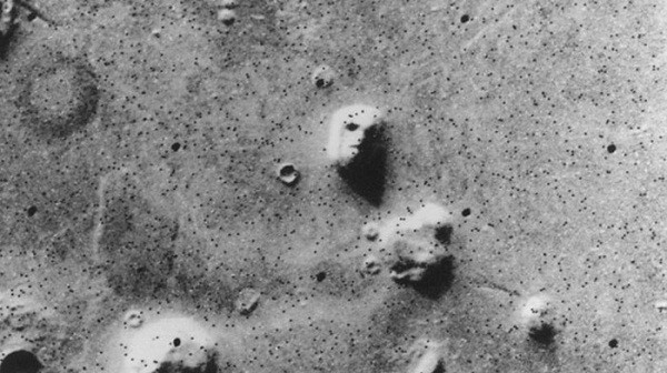 Loạt hình ảnh rợn người làm gia tăng đồn đoán về sự tồn tại của nền văn minh trên sao Hỏa - Ảnh 1.