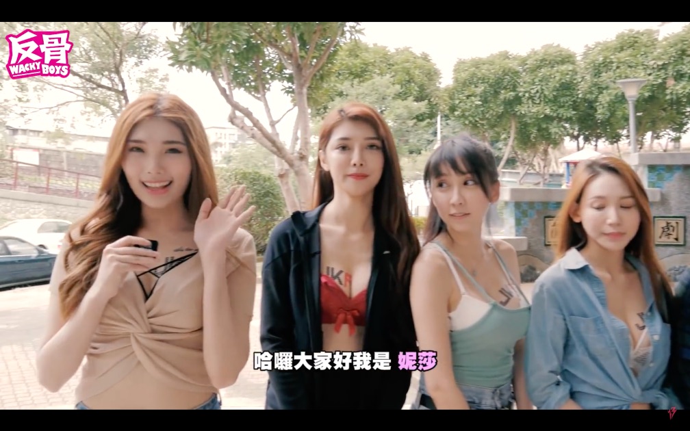 Rộ trào lưu 'cởi áo ngực bằng một tay' khiến dân mạng bức xúc - ảnh 1 Rộ trào lưu 'cởi áo ngực bằng một tay' khiến dân mạng bức xúc - ảnh 1