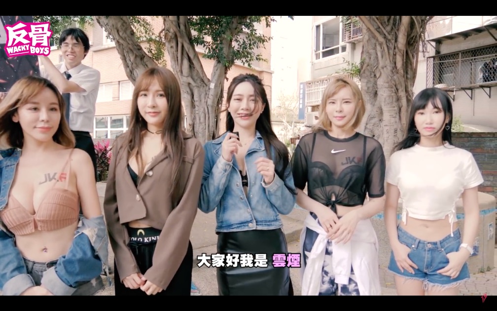 Rộ trào lưu 'cởi áo ngực bằng một tay' khiến dân mạng bức xúc - ảnh 3 Rộ trào lưu 'cởi áo ngực bằng một tay' khiến dân mạng bức xúc - ảnh 3