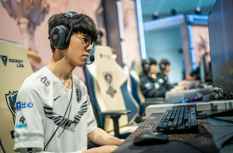 From the hero of World Championship 2018, TheShy got his LPL fans turned their back, called "trash" because of his poor performance 13