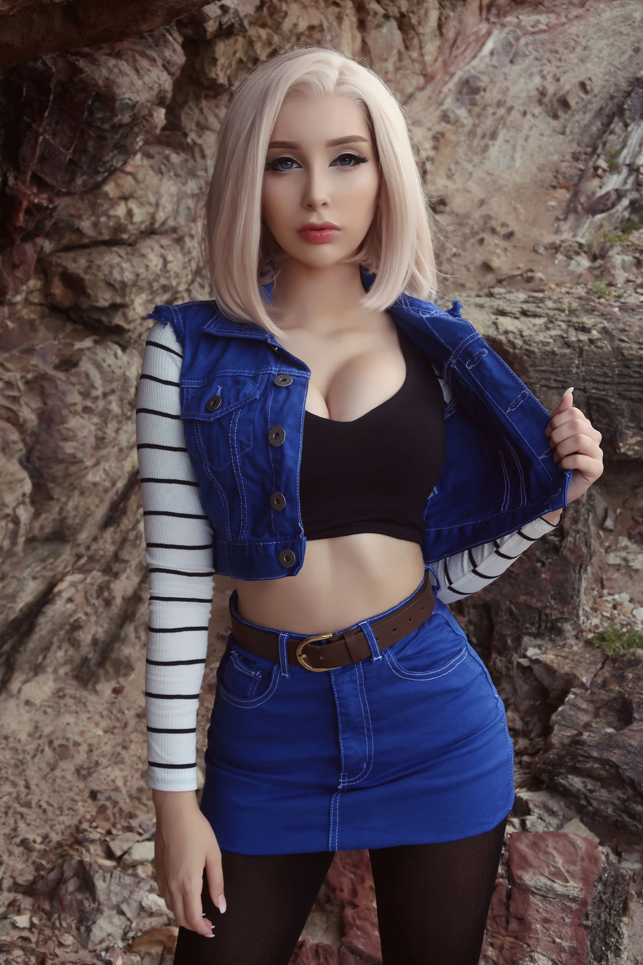 Mỹ nữ khiến fan ruột "đứng ngồi không yên" với màn cosplay Android 18