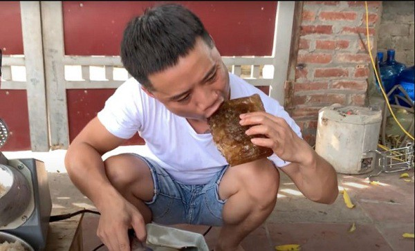 Làm video ẩm thực trông mất vệ sinh, con trai bà Tân Vlog lại nhận mưa gạch đá từ phía cộng đồng mạng - Ảnh 2.