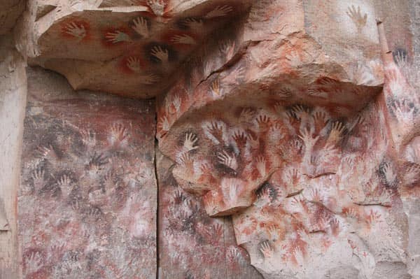 Rùng rợn hang động bàn tay hàng ngàn năm tuổi ở Argentina - Ảnh 1.