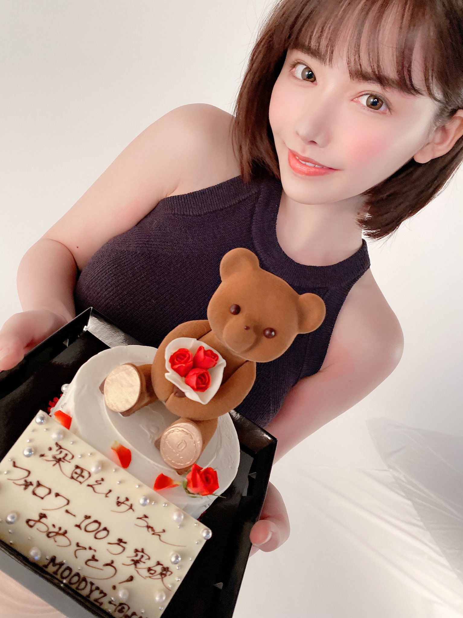 Thiên thần Eimi Fukada mở Instagram, dành tặng phần quà bí mật cho fan hâm  mộ