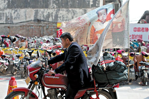 Hành trình tìm con bị bắt cóc được dựng thành phim kinh điển: Mỗi ngày chạy xe rong ruổi hơn 100km, sau 23 năm vẫn bặt vô âm tín - Ảnh 4.