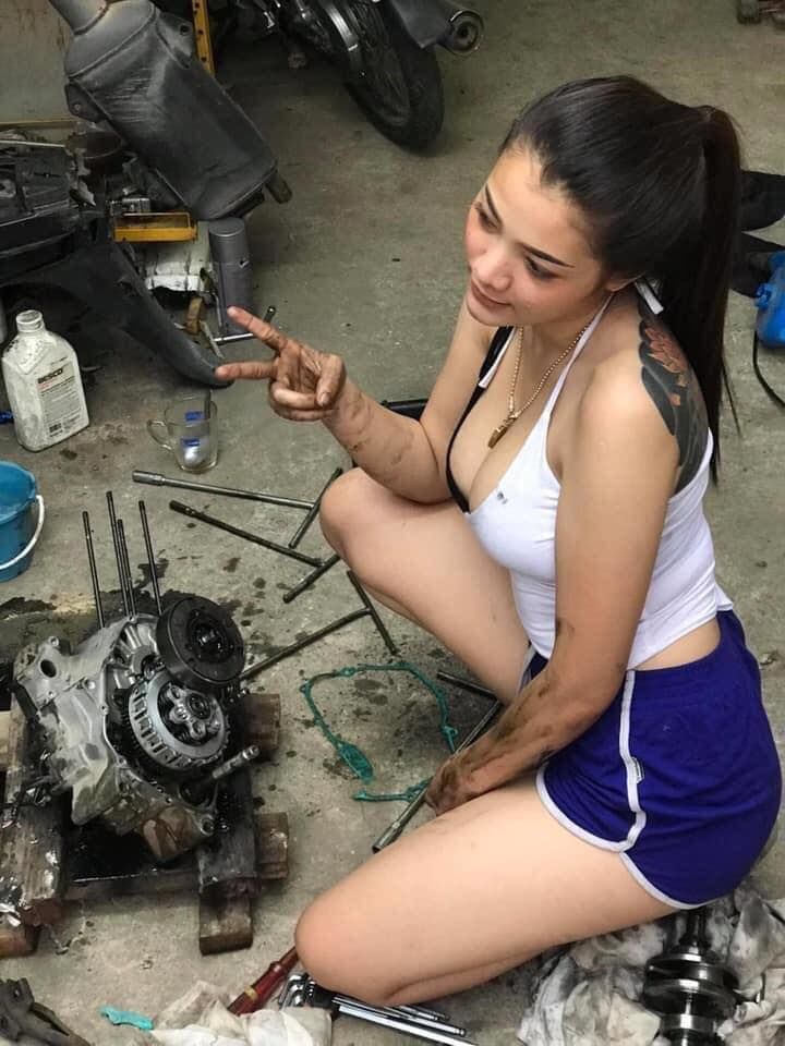 Ăn Vận Gợi Cảm Ngồi Sửa Xe Máy Rất Chuyên Nghiệp, Cô Gái Xinh Đẹp Khiến  Cộng Đồng Mạng Xôn Xao, Hào Hứng Xin Info