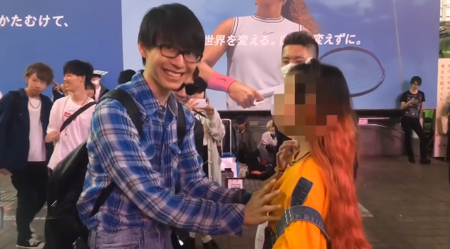 Làm thử thách trả tiền để đụng chạm vòng một của các cô gái, Youtuber nhận cơn mưa gạch đá từ phía cộng đồng mạng - Ảnh 3.