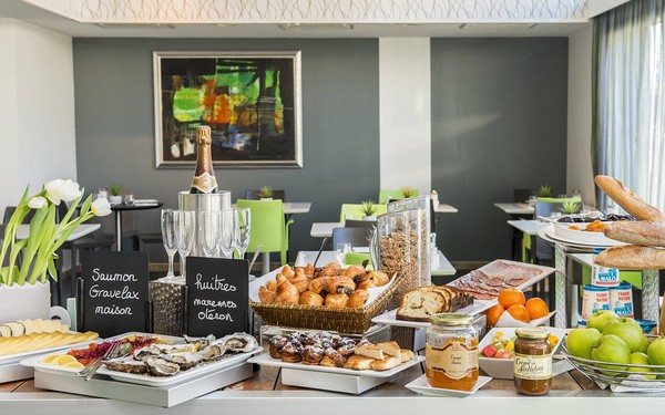 Tại sao khách sạn thường phục vụ buffet sáng miễn phí cho khách thuê phòng? - Ảnh 1.