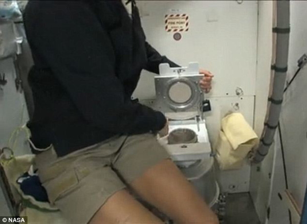 Treo thưởng hơn 800 triệu, NASA ráo riết tìm người thiết kế toilet hoạt động tốt trên Mặt Trăng - Ảnh 1.