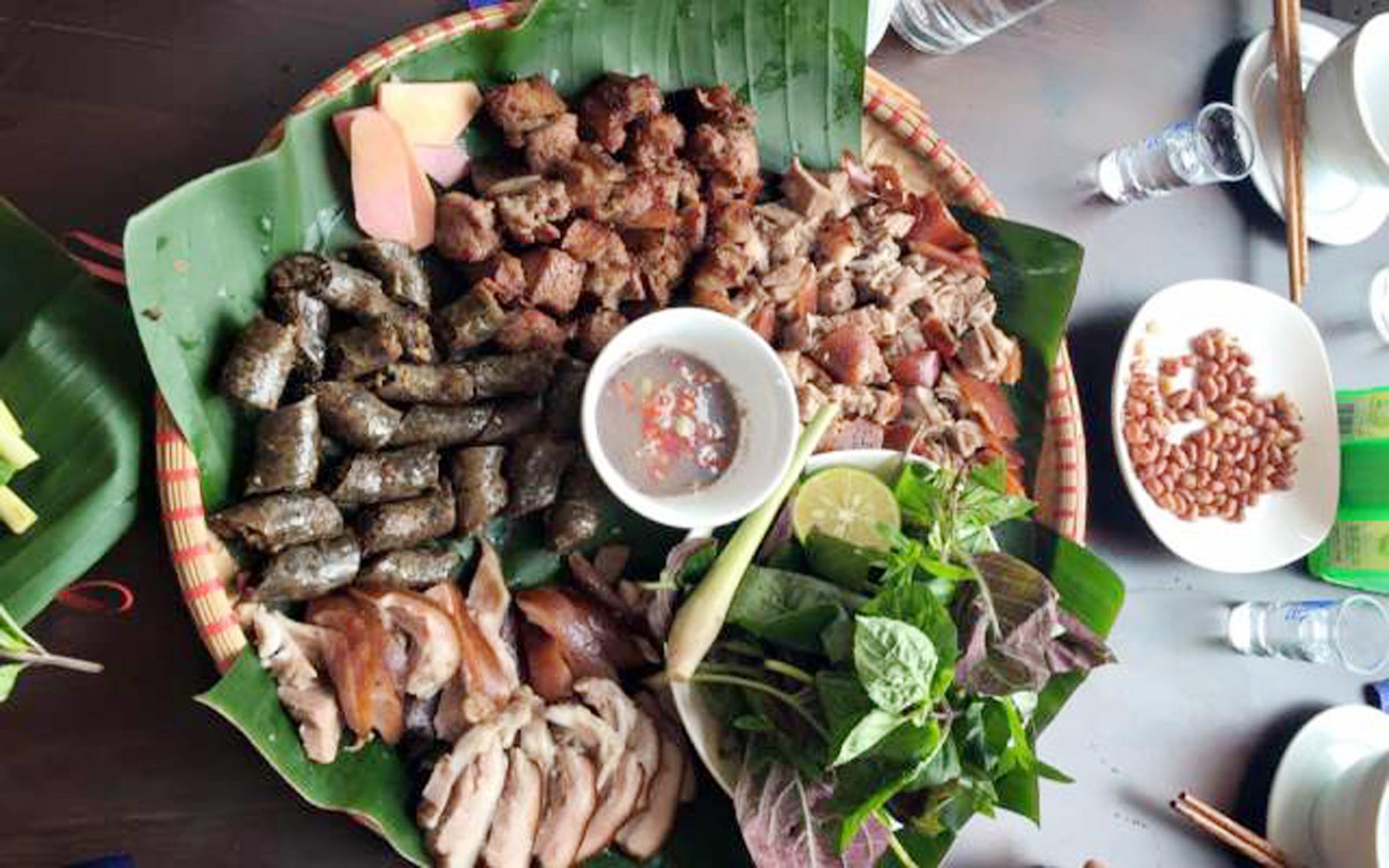 Nếu bạn muốn trải nghiệm thử thách ẩm thực thú vị, hãy thử ăn thịt chó, một món ăn đặc biệt của Việt Nam. Hãy xem hình ảnh để khám phá hương vị đặc trưng của thịt chó khi được chế biến một cách chuyên nghiệp!