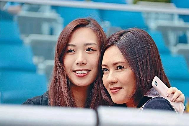 Nữ thần phim nóng Hong Kong: Lấy chồng xấu xí, đau đớn vì luôn bị người ta ruồng bỏ - Ảnh 9. Nữ thần phim nóng Hong Kong: Lấy chồng xấu xí, đau đớn vì luôn bị người ta ruồng bỏ - Ảnh 9.