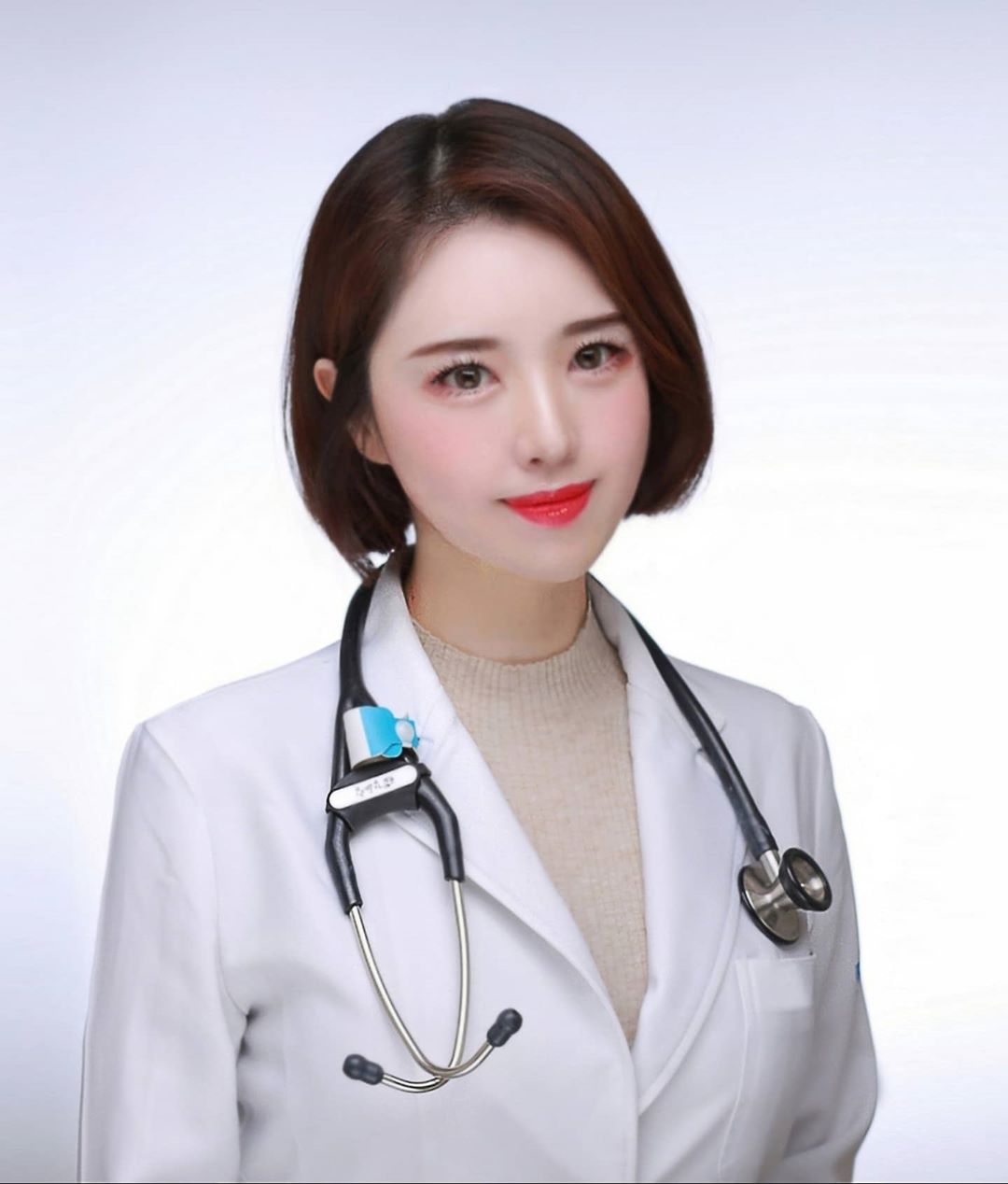 Hình ảnh của một nữ bác sĩ Hàn Quốc với vẻ đẹp ngọt ngào, mới mẻ và tươi trẻ sẽ chắc chắn thu hút sự chú ý của bạn. Nhan sắc tuyệt vời của cô ấy sẽ khiến bạn muốn biết thêm về các bí quyết làm đẹp ở Hàn Quốc.
