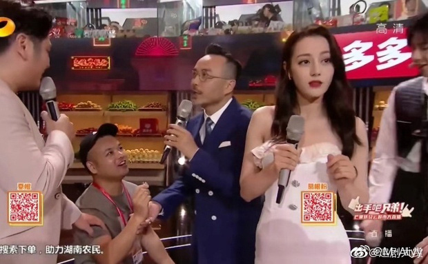 Địch Lệ Nhiệt Ba bất ngờ bị fan cuồng giở trò trên sóng livestream, xuất hiện tiều tụy sau đó - Ảnh 1.