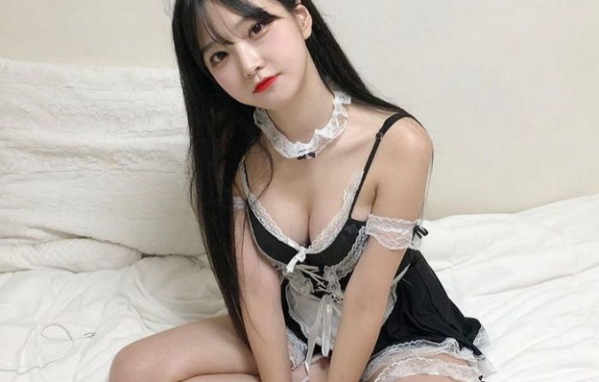 Mặc áo bó sát rồi để lộ chi tiết nhạy cảm ngay trên sóng, nữ streamer xinh đẹp vội vàng sửa sai nhưng không kịp - Ảnh 5. Mặc áo bó sát rồi để lộ chi tiết nhạy cảm ngay trên sóng, nữ streamer xinh đẹp vội vàng sửa sai nhưng không kịp - Ảnh 5.