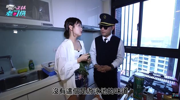 Vội vàng giật lại tay và giải thích