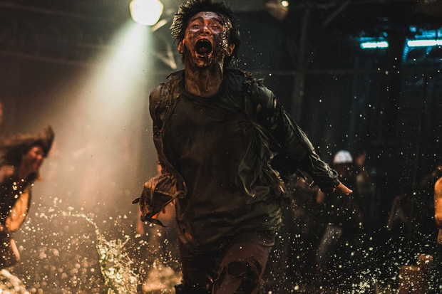 6 giả thuyết rợn người ở bom tấn Train To Busan 2: Con gái Gong Yoo vẫn còn sống, zombie sắp xâm chiếm cả thế giới rồi? - Ảnh 7. 6 giả thuyết rợn người ở bom tấn Train To Busan 2: Con gái Gong Yoo vẫn còn sống, zombie sắp xâm chiếm cả thế giới rồi? - Ảnh 7.