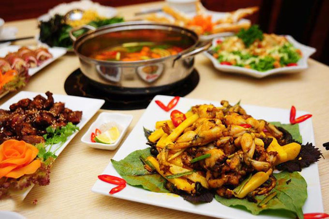 Mời cô gái đi ăn nhưng lại dẫn theo 3 người bạn, toàn gọi món đắt tiền, nam thanh niên xử lý nhanh gây tranh cãi - Ảnh 1. Mời cô gái đi ăn nhưng lại dẫn theo 3 người bạn, toàn gọi món đắt tiền, nam thanh niên xử lý nhanh gây tranh cãi - Ảnh 1.