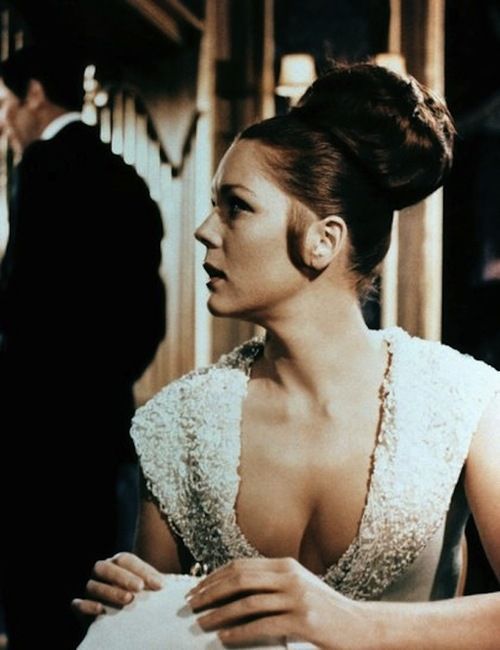 Top 9 Bond girl bốc lửa nhất trong vũ trụ 007, vị trí số 1 chính là biểu tượng sex thập niên 1960 - Ảnh 9.