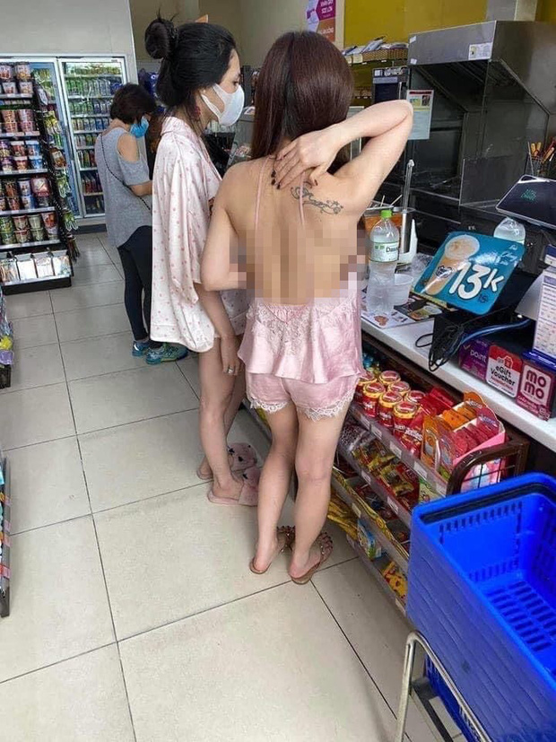 Cô gái mặc áo 2 dây để lộ toàn bộ lưng trần cùng vòng 1 hớ hênh khi mua đồ ở cửa hàng tiện lợi khiến nhiều người nóng mắt - Ảnh 1.
