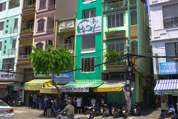 Khai trương Đụt Quán chi nhánh Tp. Hồ Chính Minh, khách đến đông nghịt xếp hàng cả trăm mét - Ảnh 2.