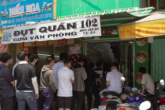 Khai trương Đụt Quán chi nhánh Tp. Hồ Chính Minh, khách đến đông nghịt xếp hàng cả trăm mét - Ảnh 3.