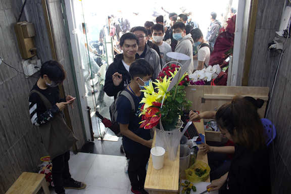 Khai trương Đụt Quán chi nhánh Tp. Hồ Chính Minh, khách đến đông nghịt xếp hàng cả trăm mét - Ảnh 6.