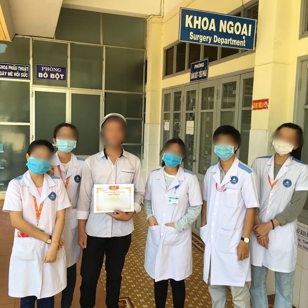 Lần đầu được giấy khen học sinh tiên tiến, nam sinh hớn hở mang bằng đi khoe với bất kỳ ai gặp được, lợn gà cũng không tha - Ảnh 5.