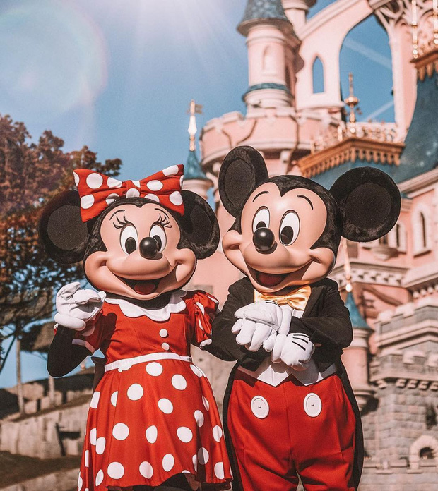 Những bí mật phũ phàng phía sau vẻ hào nhoáng của những cô công chúa Disney World - Ảnh 2.