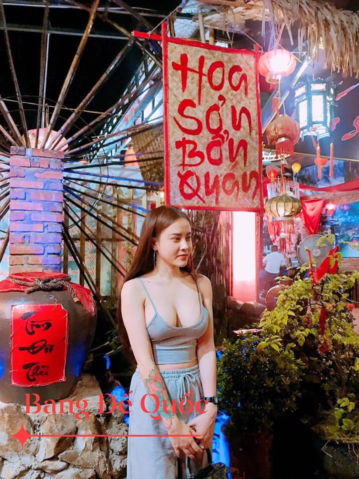 Mặc áo 2 dây trễ nải đầy mong manh, nữ game thủ khiến 500 anh em cứng người, không dám thở mạnh vì sợ... quai áo đứt - Ảnh 22. Mặc áo 2 dây trễ nải đầy mong manh, nữ game thủ khiến 500 anh em cứng người, không dám thở mạnh vì sợ... quai áo đứt - Ảnh 22.