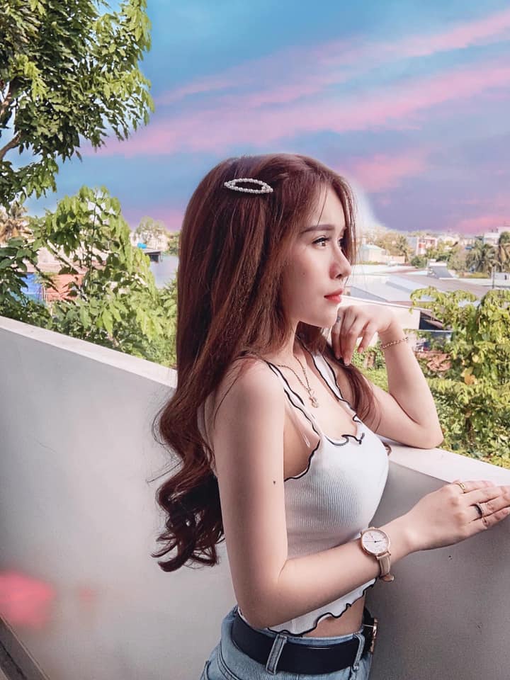Mặc áo 2 dây trễ nải đầy mong manh, nữ game thủ khiến 500 anh em cứng người, không dám thở mạnh vì sợ... quai áo đứt - Ảnh 19. Mặc áo 2 dây trễ nải đầy mong manh, nữ game thủ khiến 500 anh em cứng người, không dám thở mạnh vì sợ... quai áo đứt - Ảnh 19.