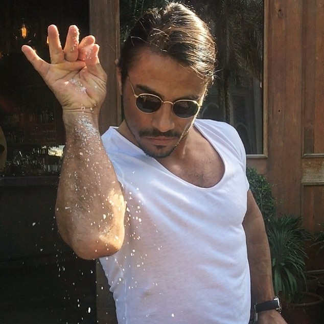 Thánh rắc muối Salt Bae màu mè trên MXH nhưng dính vô số phốt bóc lột nhân viên - Ảnh 1. Thánh rắc muối Salt Bae màu mè trên MXH nhưng dính vô số phốt bóc lột nhân viên - Ảnh 1.