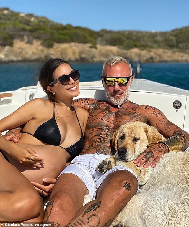 DJ Gianluca Vacchi, 53 tuổi thư giãn bên bạn gái mang bầu Sharon Fonseca, 25 tuổi.